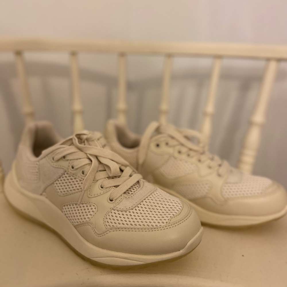 NWOT Zara White Sneakers